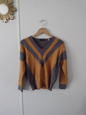 T for Tahari Sweater Small